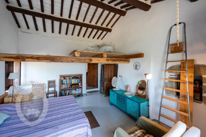 Image No.32-2 Bed Farmhouse for sale