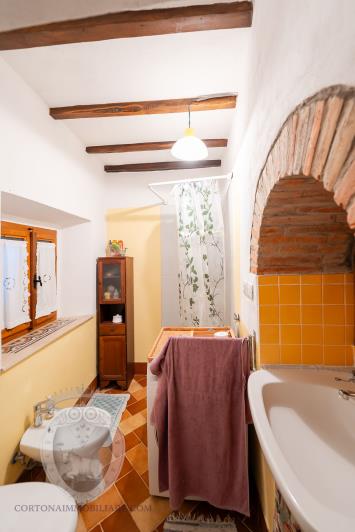 Image No.35-2 Bed Farmhouse for sale