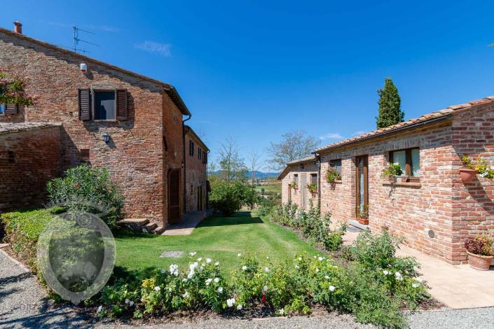 Image No.15-8 Bed Country House for sale