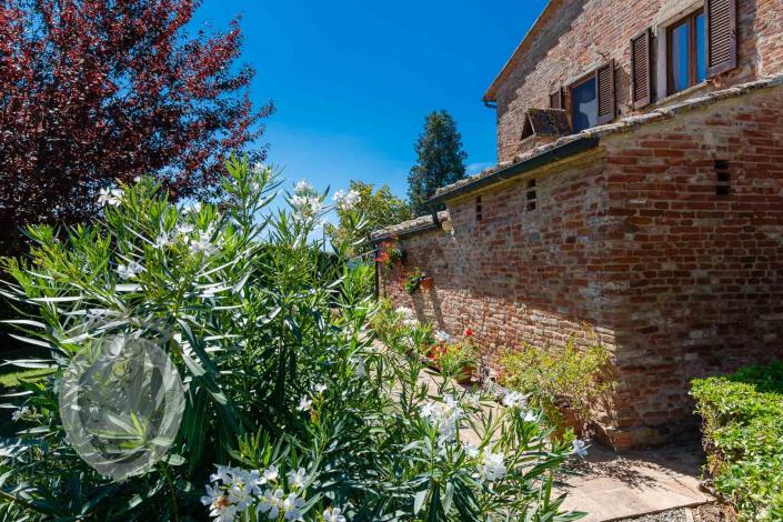 Image No.16-8 Bed Country House for sale