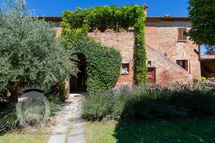 Image No.21-8 Bed Country House for sale