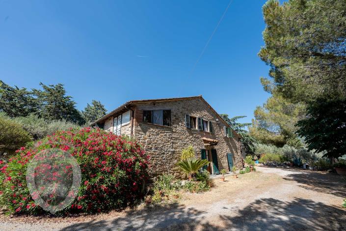 Image No.11-4 Bed Farmhouse for sale