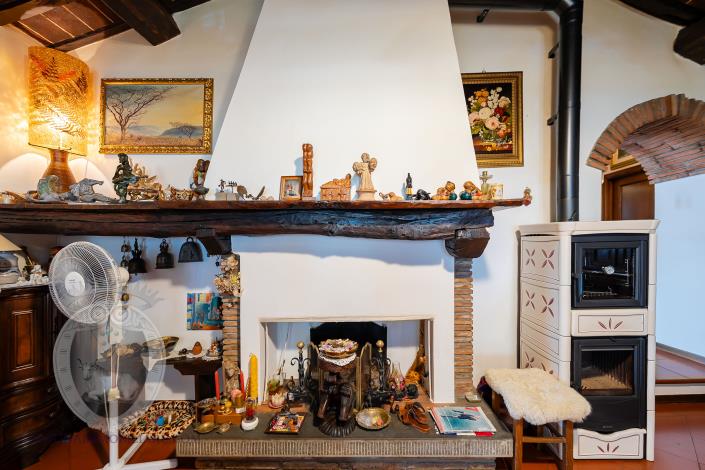 Image No.23-4 Bed Farmhouse for sale