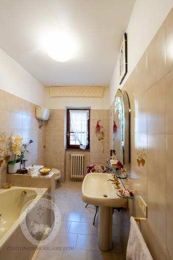 Image No.30-4 Bed Farmhouse for sale