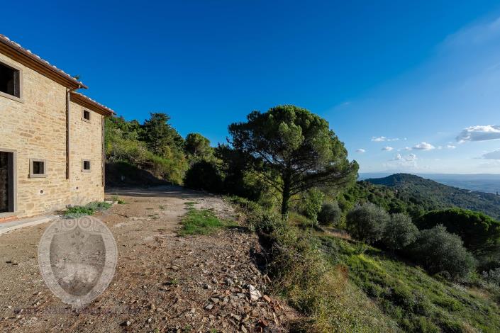 Image No.19-3 Bed Farmhouse for sale