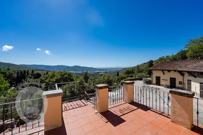 Image No.2-8 Bed Farmhouse for sale