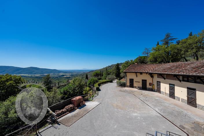 Image No.4-8 Bed Farmhouse for sale