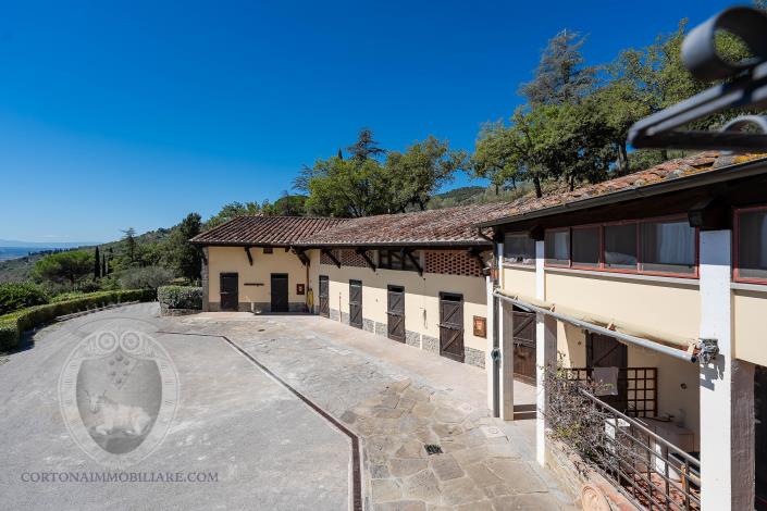 Image No.5-8 Bed Farmhouse for sale