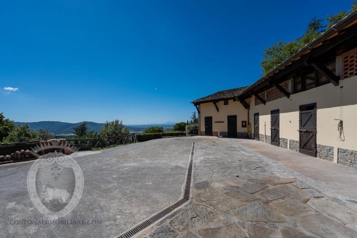 Image No.9-8 Bed Farmhouse for sale