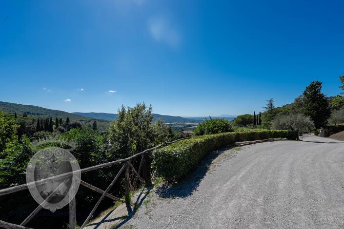 Image No.10-8 Bed Farmhouse for sale