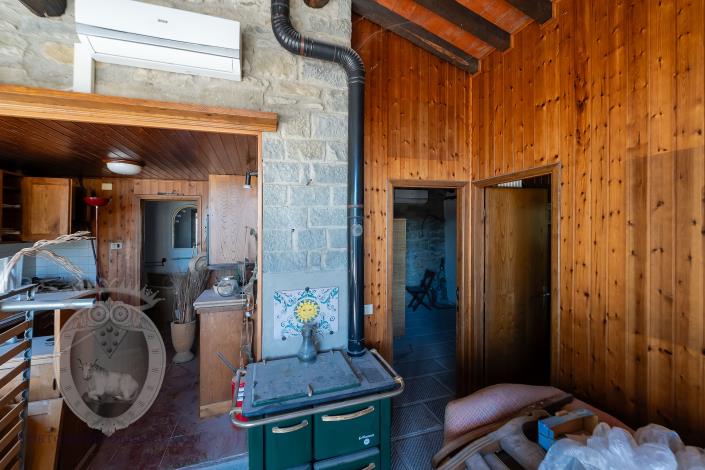 Image No.21-8 Bed Farmhouse for sale