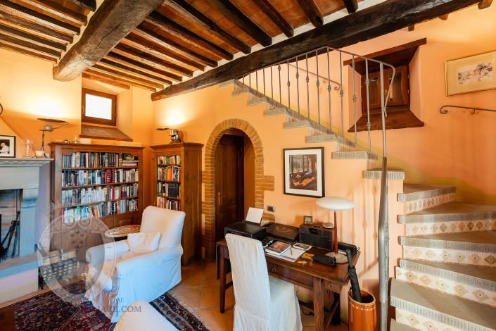 Image No.18-5 Bed Farmhouse for sale