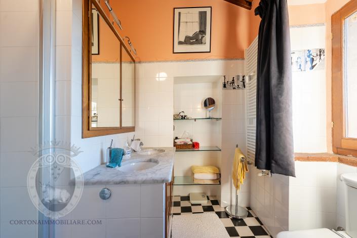 Image No.28-5 Bed Farmhouse for sale