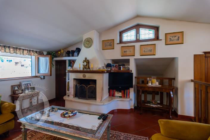 Image No.17-3 Bed Farmhouse for sale