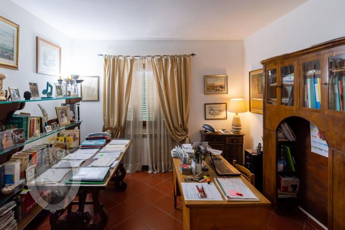 Image No.21-3 Bed Farmhouse for sale