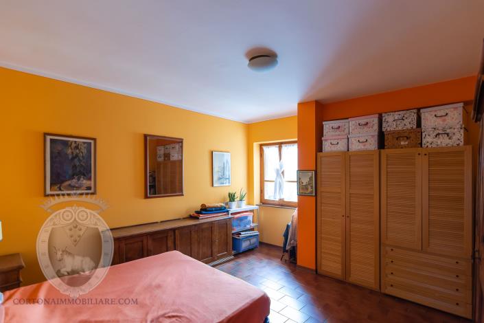 Image No.17-3 Bed Farmhouse for sale