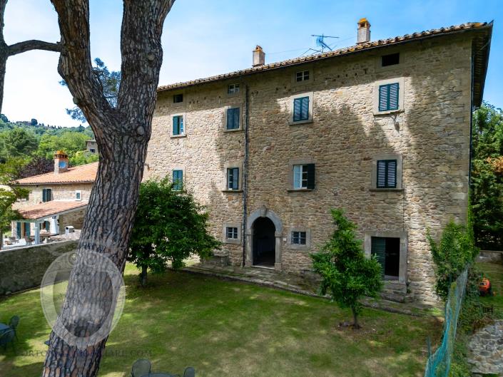 Image No.8-12 Bed Farmhouse for sale