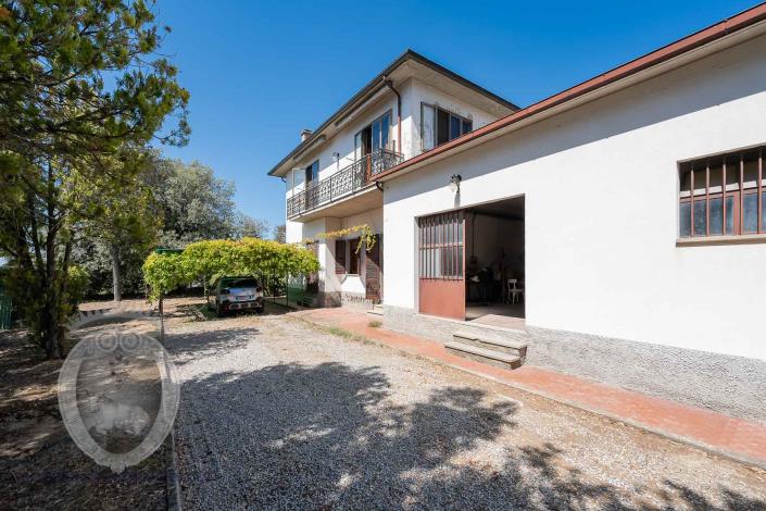 Image No.15-4 Bed Farmhouse for sale