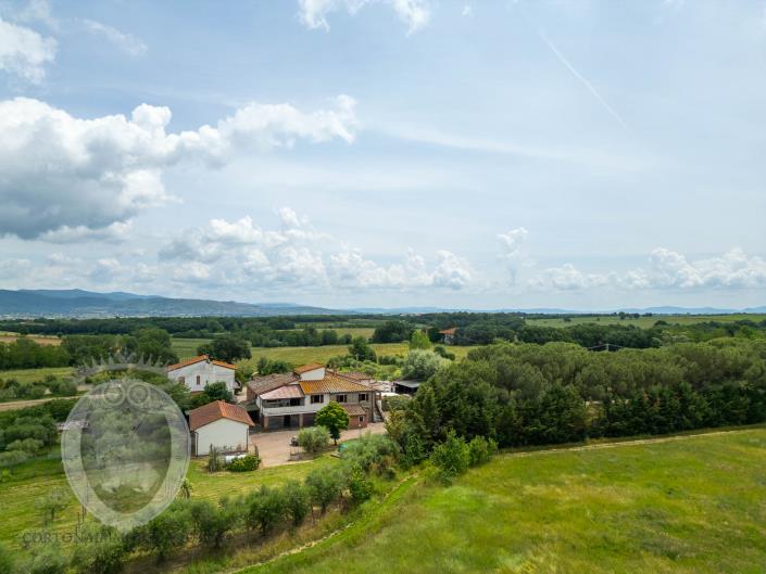 Image No.2-4 Bed Farmhouse for sale