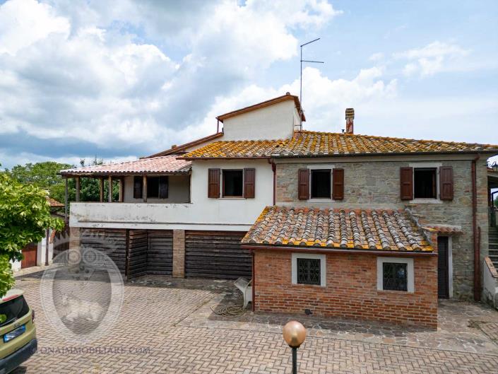 Image No.13-4 Bed Farmhouse for sale