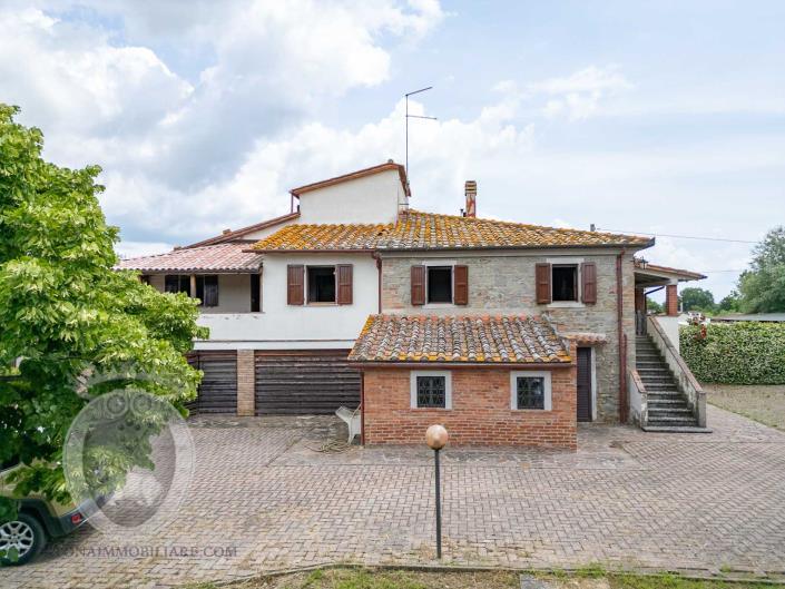 Image No.14-4 Bed Farmhouse for sale