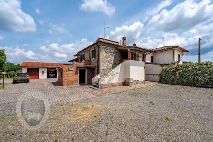 Image No.17-4 Bed Farmhouse for sale