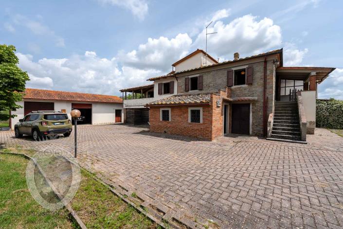 Image No.18-4 Bed Farmhouse for sale