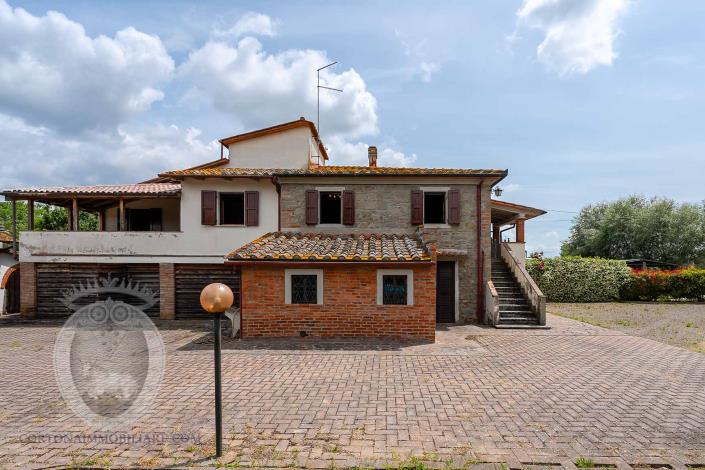 Image No.19-4 Bed Farmhouse for sale