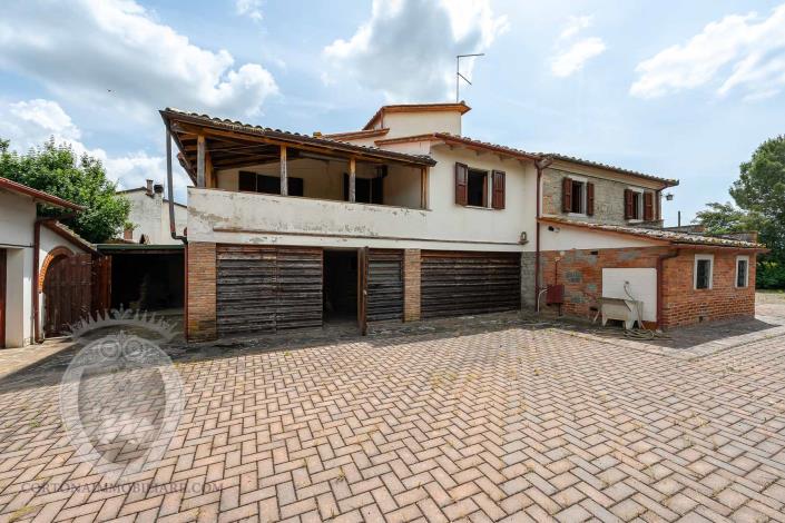 Image No.26-4 Bed Farmhouse for sale