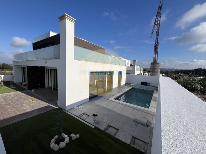 Image No.1-4 Bed Villa for sale