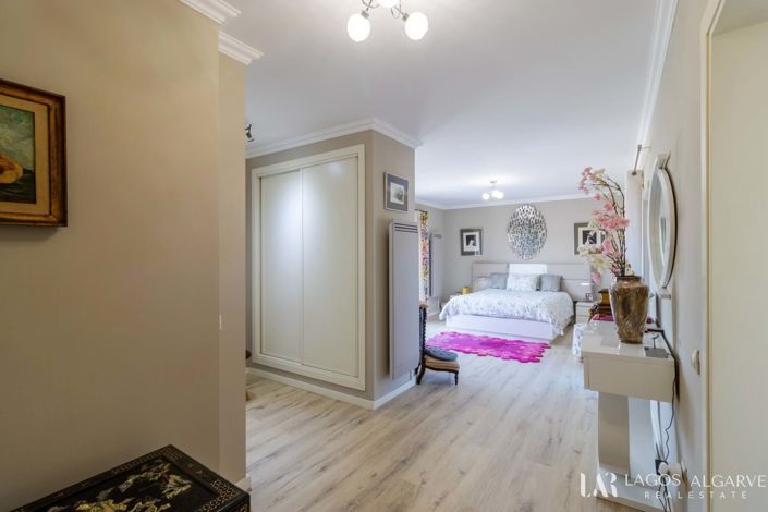 Image No.20-4 Bed Apartment for sale