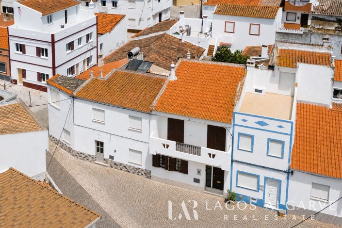 Charming Village Townhouse Near Lagos