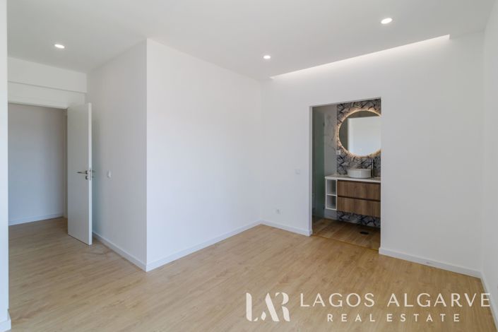 Image No.18-3 Bed Apartment for sale