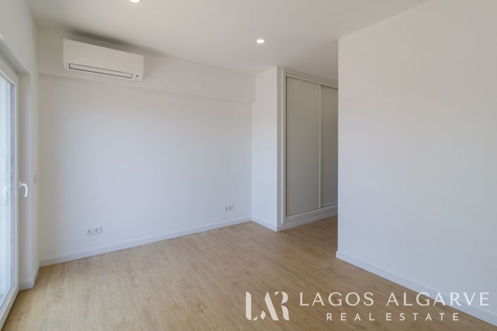 Image No.21-3 Bed Apartment for sale