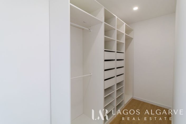 Image No.24-3 Bed Apartment for sale