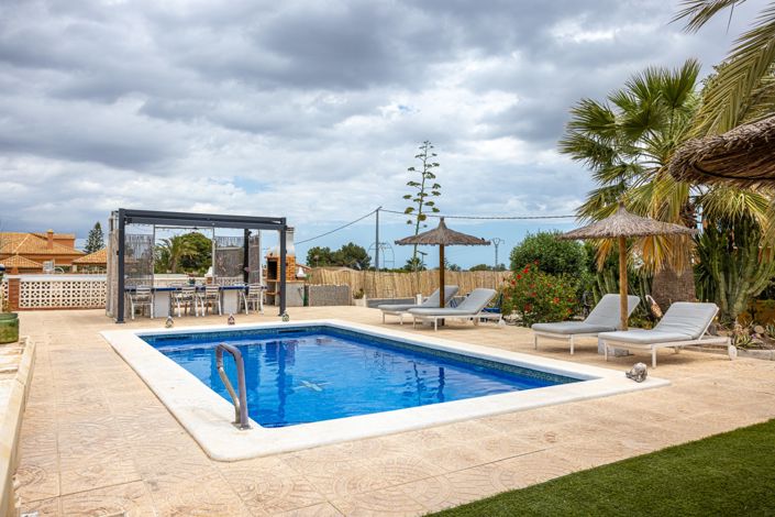 Image No.1-5 Bed Property for sale