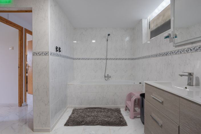 Image No.20-5 Bed Property for sale