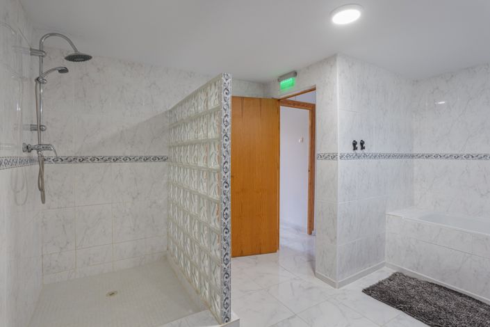 Image No.21-5 Bed Property for sale