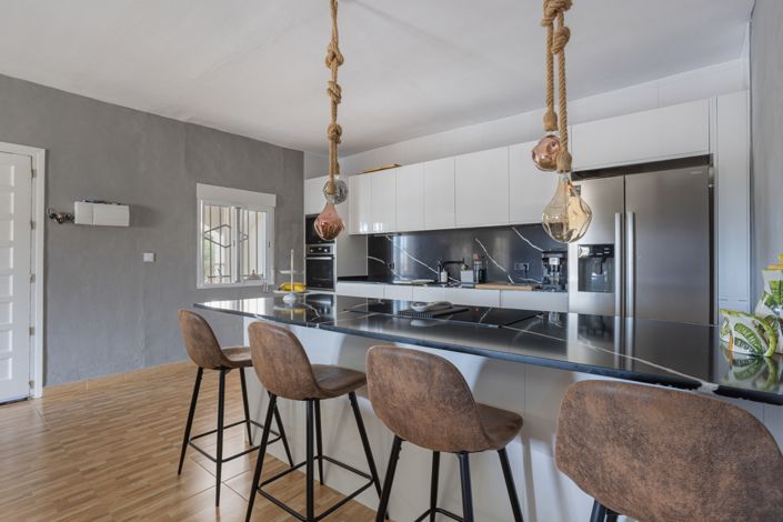 Image No.3-5 Bed Property for sale