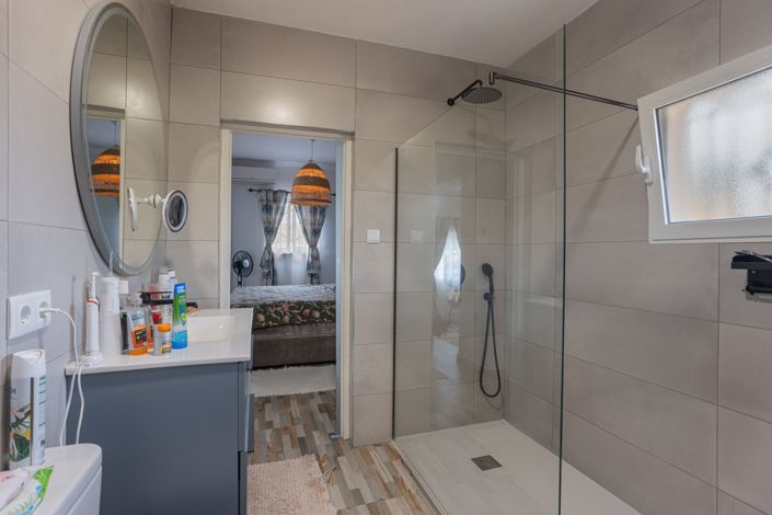 Image No.5-5 Bed Property for sale