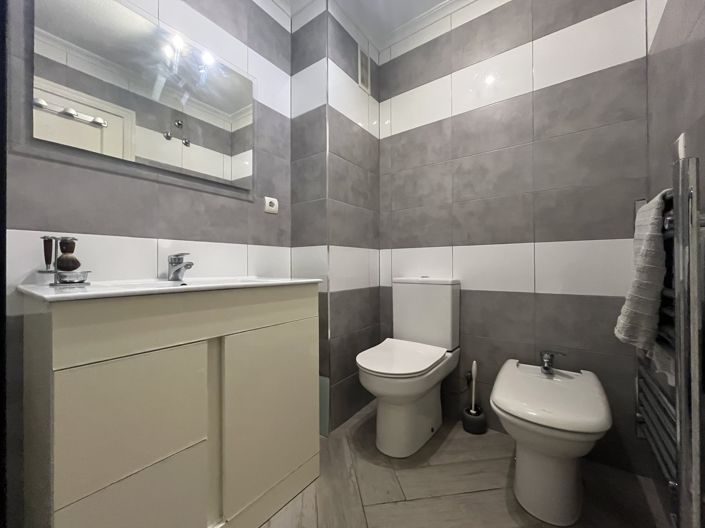 Image No.10-2 Bed Property for sale