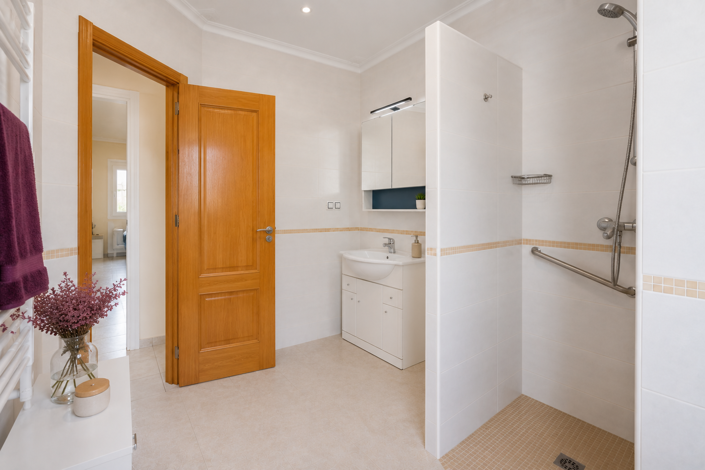 Image No.12-4 Bed Property for sale