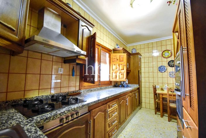 Image No.14-8 Bed Townhouse for sale