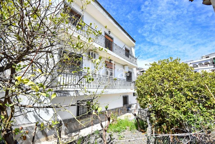 Image No.10-8 Bed Townhouse for sale