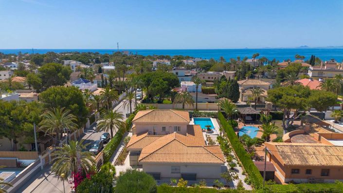 Image No.2-Villa de 6 chambres à vendre à Cabo Roig