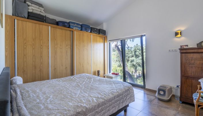 Image No.17-9 Bed Commercial for sale