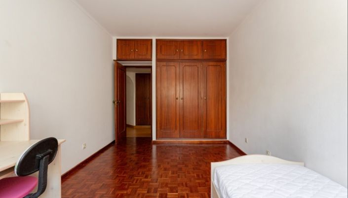 Image No.18-5 Bed Apartment for sale