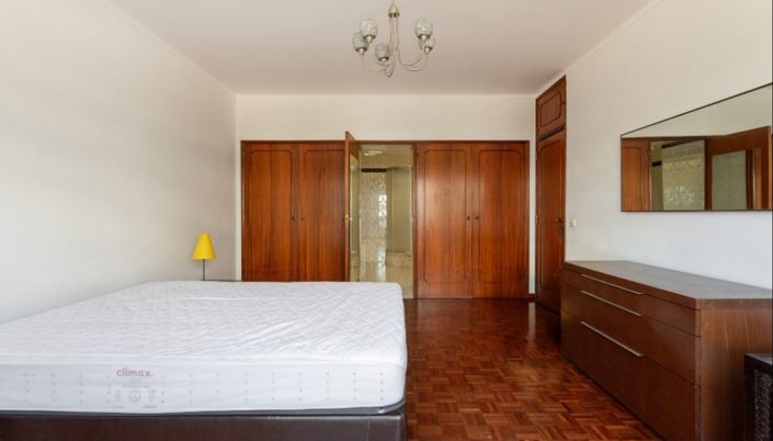 Image No.19-5 Bed Apartment for sale