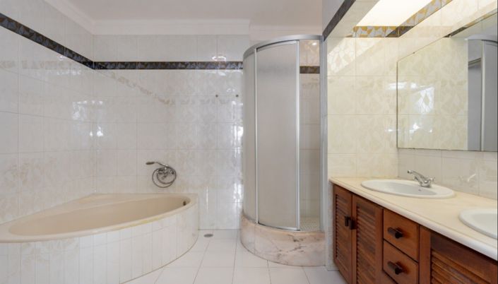 Image No.20-5 Bed Apartment for sale