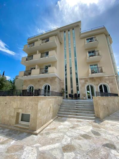 Image No.1-Un hôtel de 30 chambres à vendre à Budva
